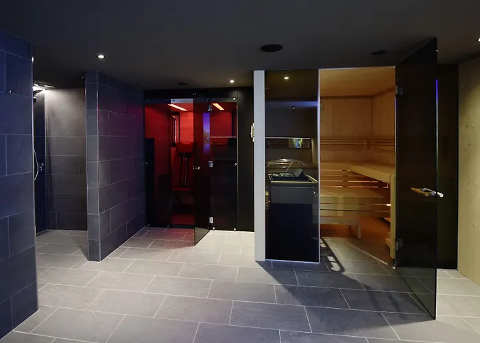 Chillas Apart Mattle At Apartment *