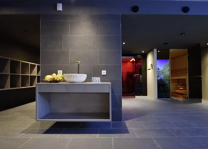 Chillas Apart Mattle At Apartment *