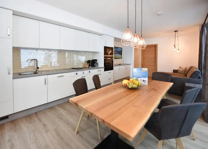 Chillas Apart Mattle At Apartment *